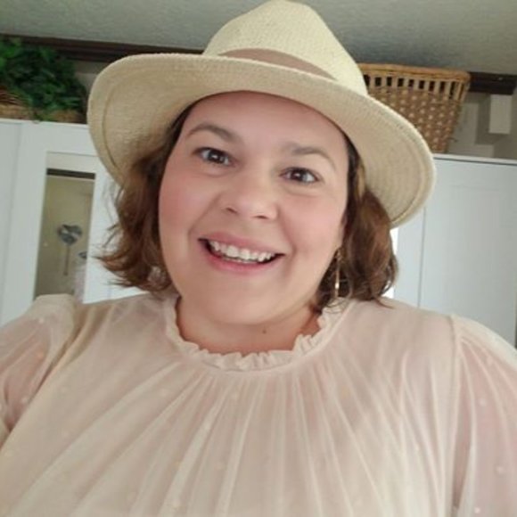 Meet your Posher, Nichole - Picture 1 of 2